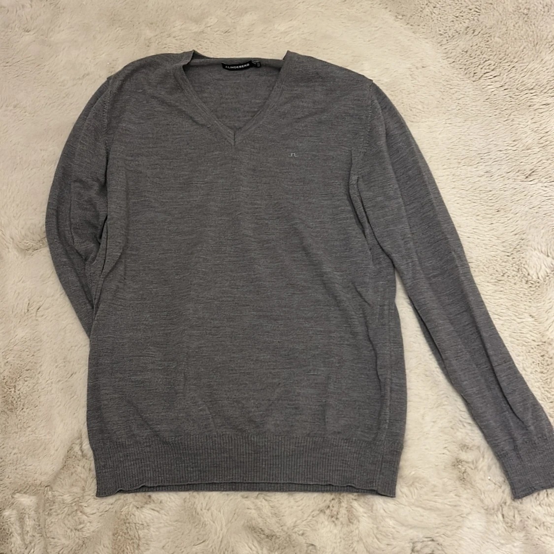 Grå v-ringad tröja från J.Lindeberg - 1