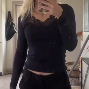 New Yorker topp - Mörkblå New Yorker topp med spets💕 endast använd en gång, superfin