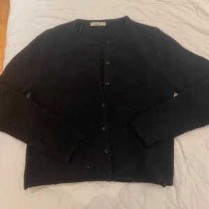 Svart stickad kofta - Svart stickad kofta från Gina tricot❣️