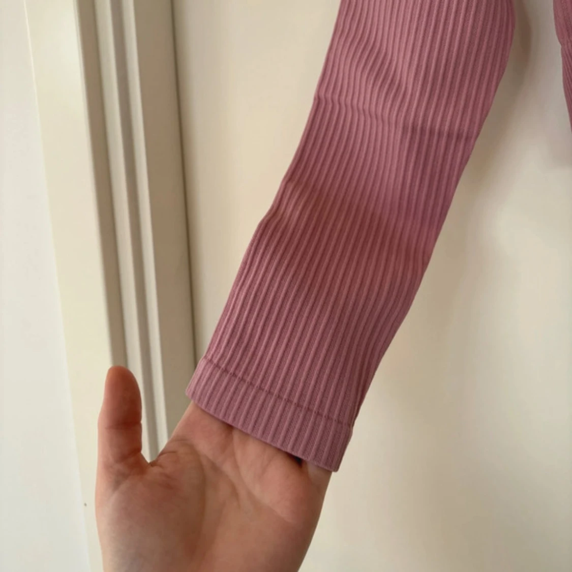 Rosa ribbad croppad långärmad topp - 1