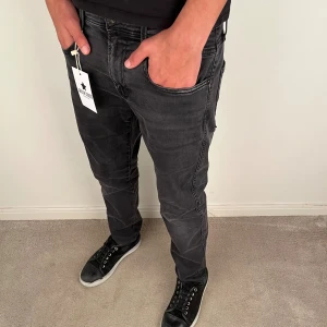 Replay jeans - Stl står på bilden, modell: Anbass, inga skador.