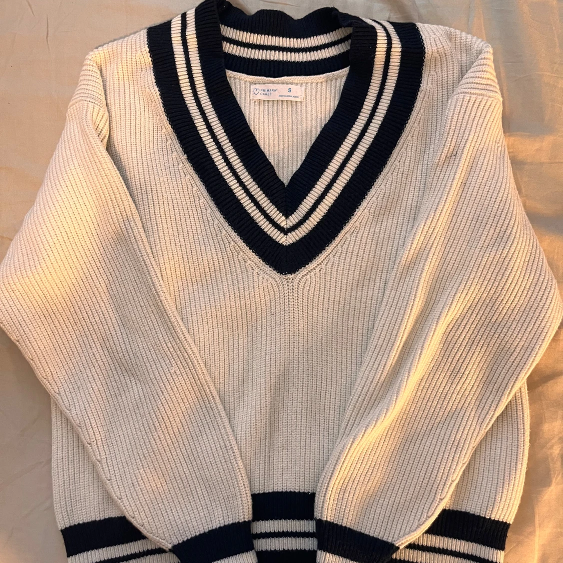 Vit stickad v-ringad tröja med marinblå detaljer - 2