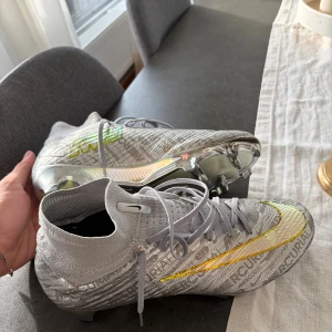Nike Mercurial fotbollsskor  - Säljer dessa sällsynta fotbollsskor bara 2500 gjorda i hela världen i bra skick. Storlek 42,5, pm för diskutera pris 