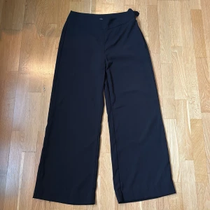 kostymbyxor lykke - Superfina kostymbyxor modellen lykke från lindex!! dom är uppsydda men man kan lägga ner dem!