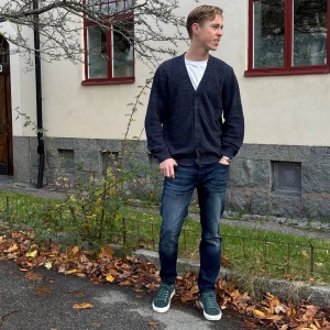 Mörkblå kofta från Pier One - Säljer en stilren mörkblåkofta från Pier One med v-ringning och knappar framtill. Koftan är stickad och har långa ärmar. 