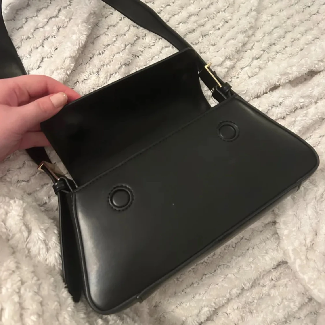 Svart axelväska i skinn med gulddetaljer - 2