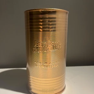 75ml Jean Paul Gaultier Le Male Elixir Absolu - obruten förpackning - 75ml Jean Paul Gaultier Le Male Elixir Absolu - obruten förpackning. Den ikoniska flaskan i form av en torso, här i den nyaste versionen. Perfekt till den som vill ha en ikonisk doft. Nypris: runt 1300.  beskrivning Parfum Intense Linje Le Male Elixir Absolu Produktserie Herrdofter doftgrupp Ambra, aromatisk, kryddig  Skickas snabbt och smidigt, spårbart med postpaket.