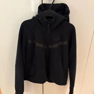 Nike Tech Sett (Dam) - Säljer ett hel svart nike tech sett tröjan är i storlek XS och byxorna är i storlek S.