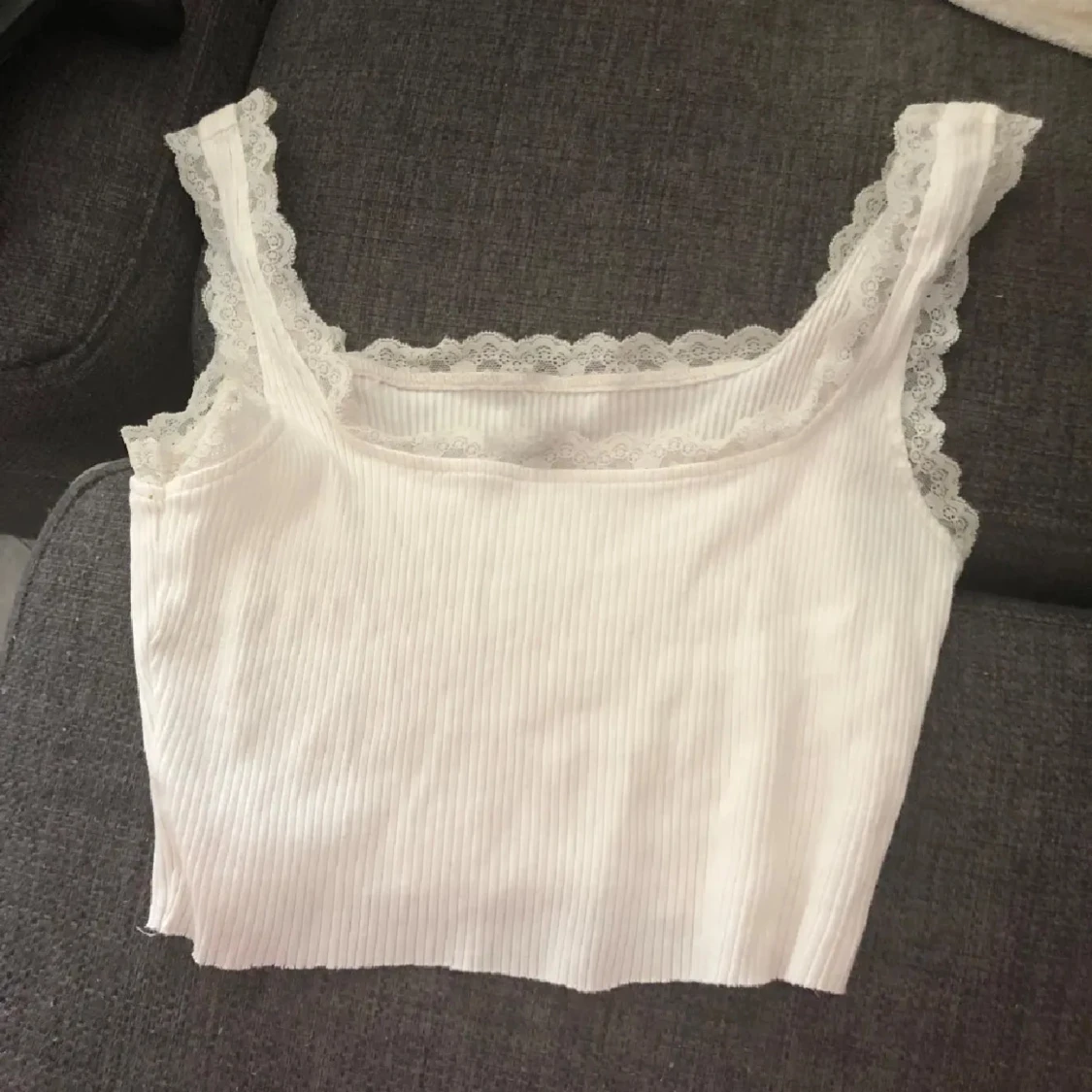 Vit ribbad linnetopp med spets