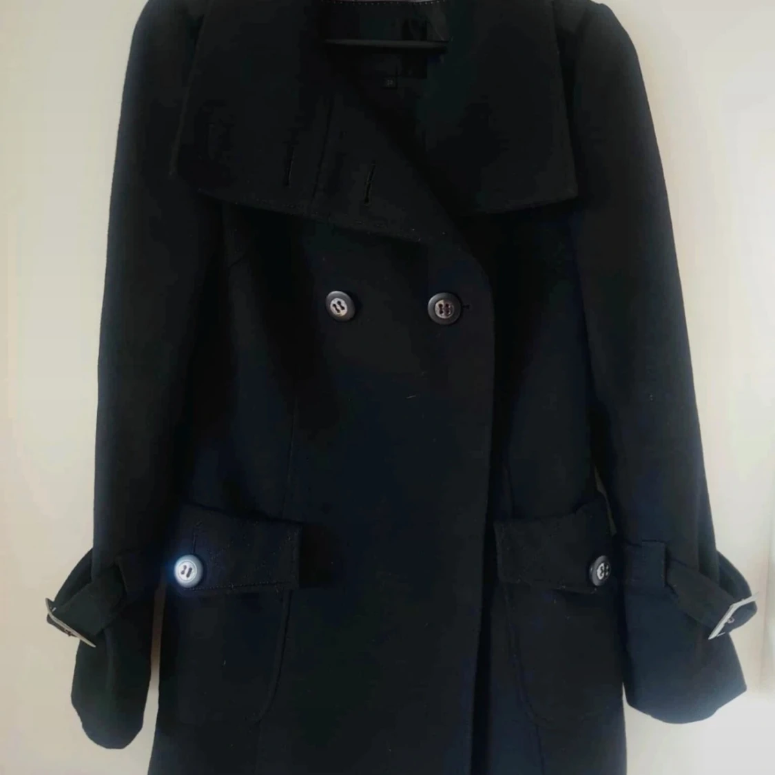 Svart ullkappa med bälte och knappar - 2