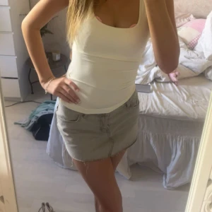 lågmidjad grå kjol från edikted - helt ny kjol från edikted, lowwaist