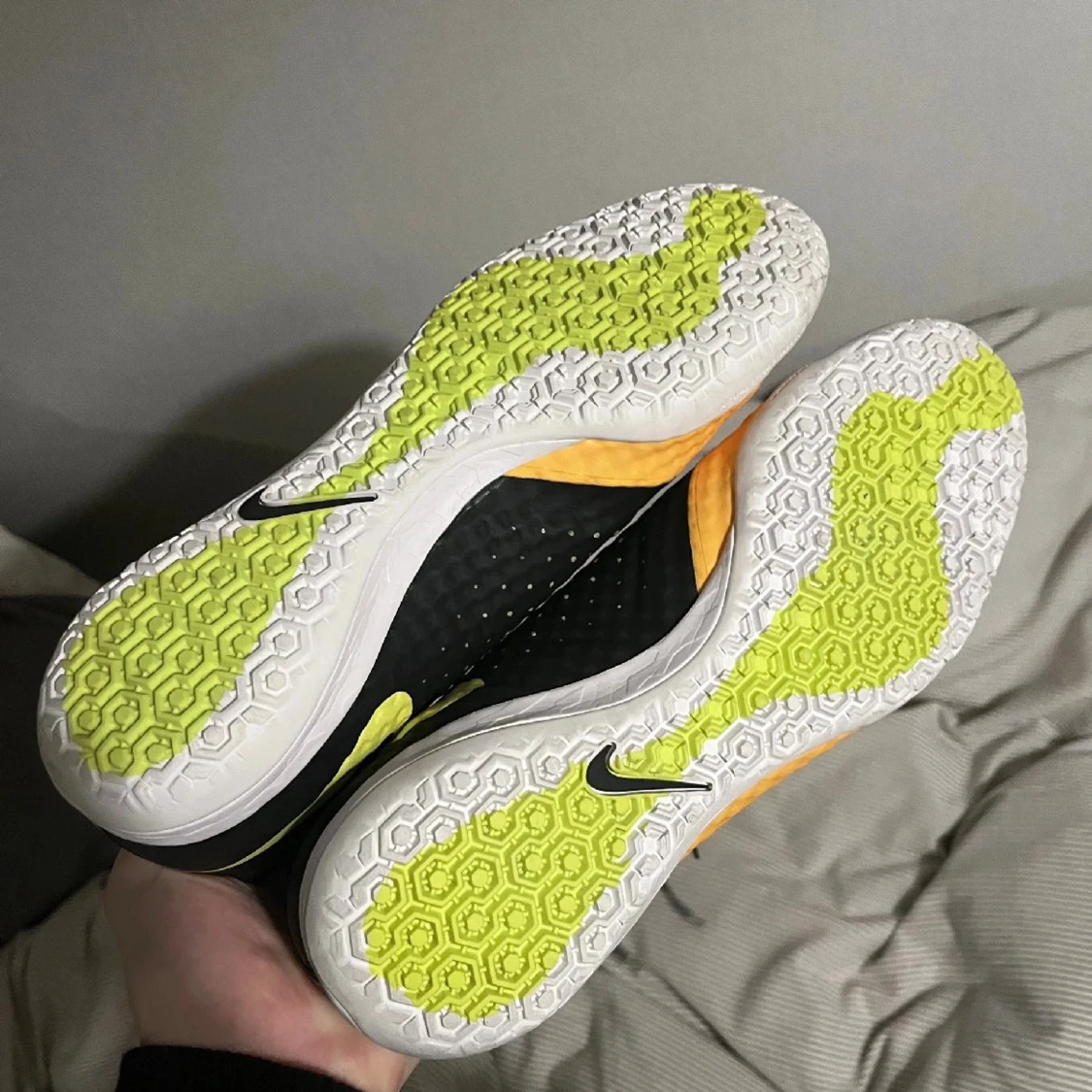 Nike fotbollsskor gul/svart med mönster - 2