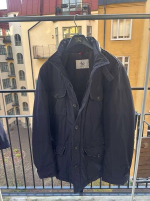 Jacka Cerruti - ⭐️⭐️⭐️Mycket exklusiv jacka ifrån cerruti. Nu säljer vi denna snygga jacka i riktigt bra skick. Passformen är riktigt snygg och jackan passar perfekt nu till vintern. Säljs i befintligt skick. Nypris ca 5000kr⭐️⭐️⭐️