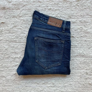TOS - Pistolero - Sjukt feta slimfit jeans från tiger of Sweden kolla sista bilden för arts e ett litet hål.