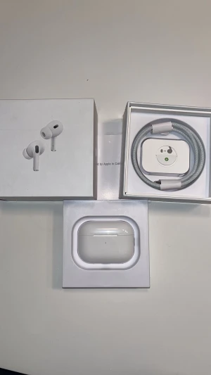 AirPods Pro (2nd generation) MagSafe USB-C - Nya AirPods Pro (2nd generation) med MagSafe-laddningsetui (USB-C). Komplett med originalförpackning och tillbehör. Aktiv brusreducering, transparensläge och förbättrad ljudkvalitet. Produkten är oanvänd ut och är i nyskick.