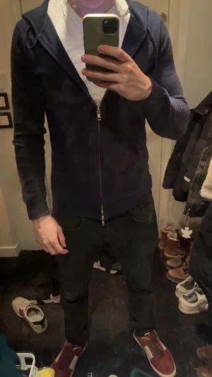 Mörkblå Kashmir zip hoodie från John Henric - Snygg mörkblå hoodie från John Henric i mjuk kashmir. Populärt och skönt plagg som passar bra till alla årstider. Den har en liten defekter vid armbågen som lätt går att sy. Den syns även inte om man viker upp ärmarna lite. För övrigt inga defekter. Det är bara att höra av sig vid funderingar.