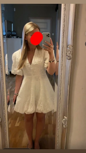 Vit studentklänning  - Jag säljer nu min studentklänning jag hade på min student i somras. Klänningen har ett fint broderat mönster samt en gömd dragkedja på sidan.💗