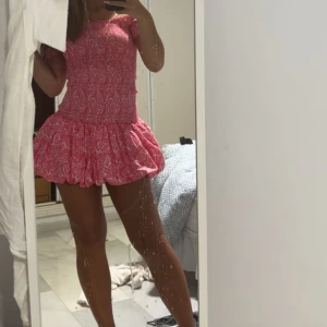 Populär rosa mönstrad klänning från hm - Ny, använd en gång. Inga defekter, strl xs, passar mig som har xs-s. Super snygg. 