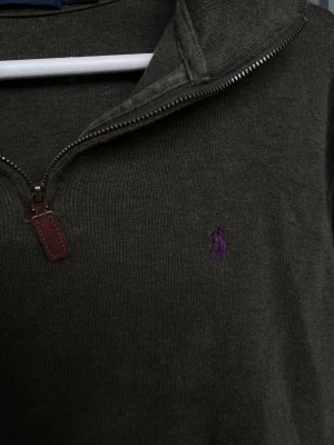 Ralph lauren half zip - En stilig raplh lauren half zip som blivit för liten för mig tar jag nu o säljer. Skriv vid minsta funderingar. Vid snabbt köp kan pris ändras, mvh Sebastian 