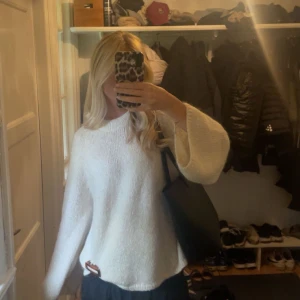 Beige stickad tröja från Arket - Superfin beige stickad tröja med v-ringning och stor rosett i nacken. Den är från arket och som ny!!💞💞