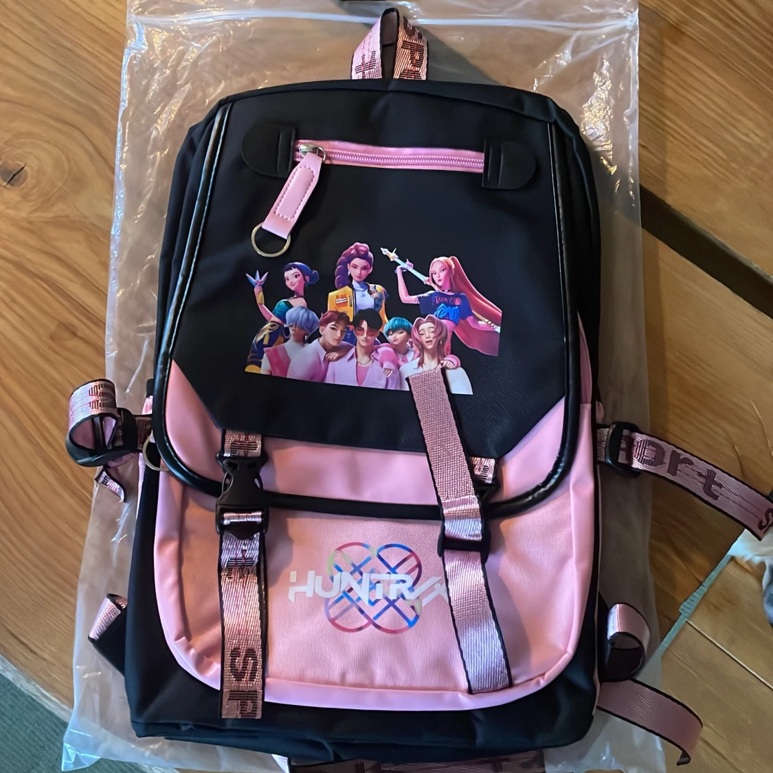 HUNTRX KPop Demon Hunters Svart ryggsäck i rosa svart