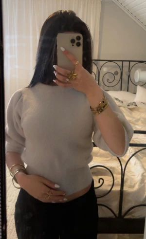 Ljusbeige stickad tröja med puffärm - Superfin ljusbeige stickad tröja med puffiga, halvlånga ärmar och tajt midja. Tröjan har en enkel, stilren look och är perfekt för dig som gillar en clean vibe. 