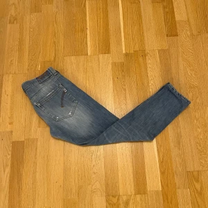 Dondup jeans - Ljusblå dondup jeans i storlek W32. Längd 92 cm