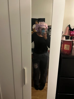 Mörk gråa mjukis byxor  - Jätte sköna mjukis byxor med en liten design med en ängel på sidan. Dom beställdes från shein och var inte nöjd med dom. Dom är lite för korta och tyckte inte om dom så mycket. Storlek M och är väldigt bekväma. De är bara använda en gång inga fläckar finns 