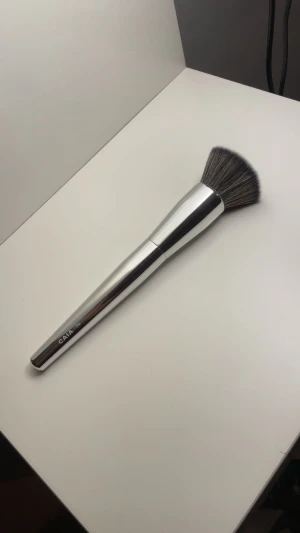 Sminkborste Caia F14 - Caia sminkborste F14 i silver. Endast provad, har legat i en låda därför lite sliten. NYTVÄTTAD! Perfekt till foundation. Skriv om du har någon fråga🩷🩷🩷