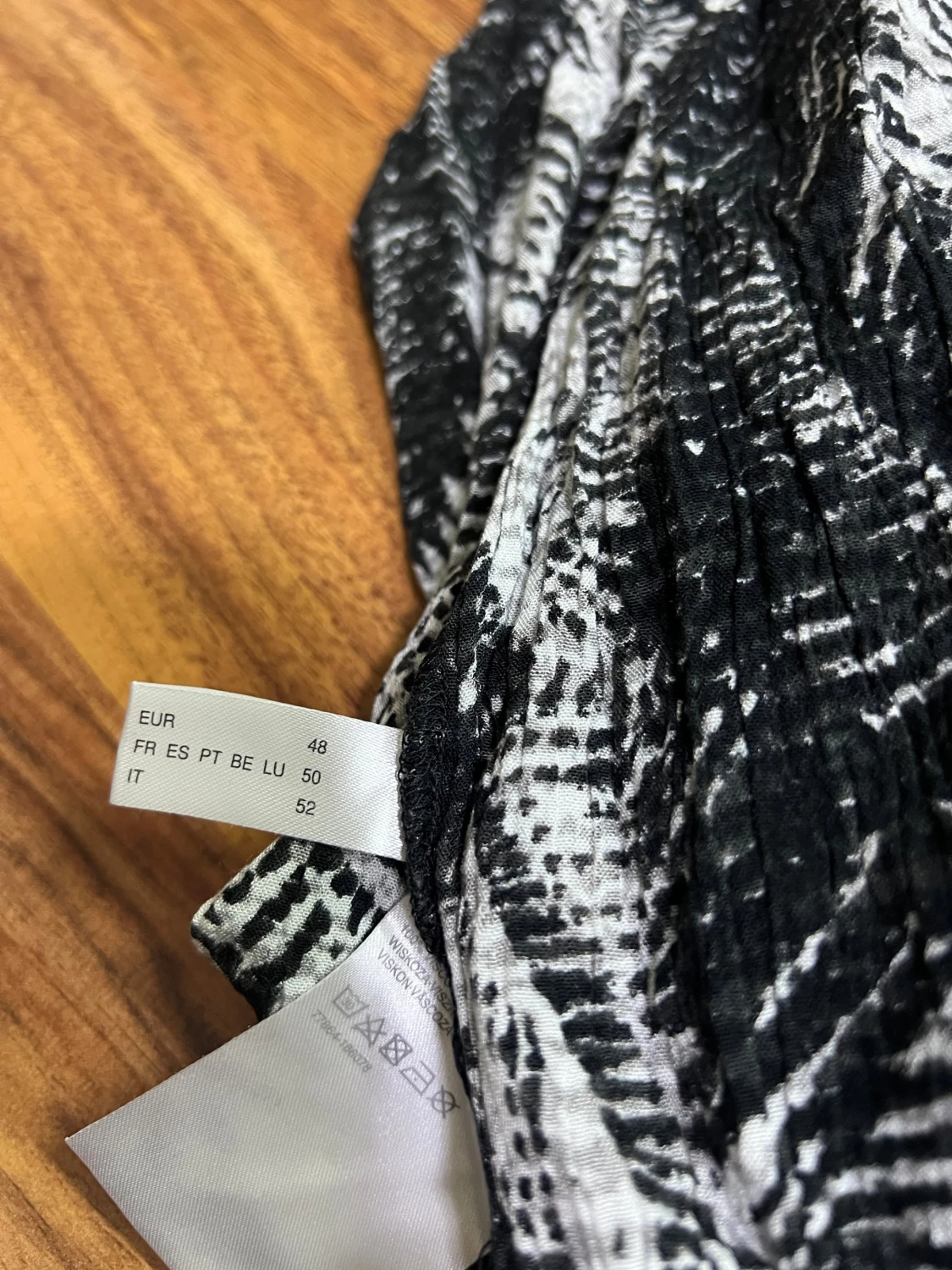 Svartvit mönstrad klänning från Violeta - 3