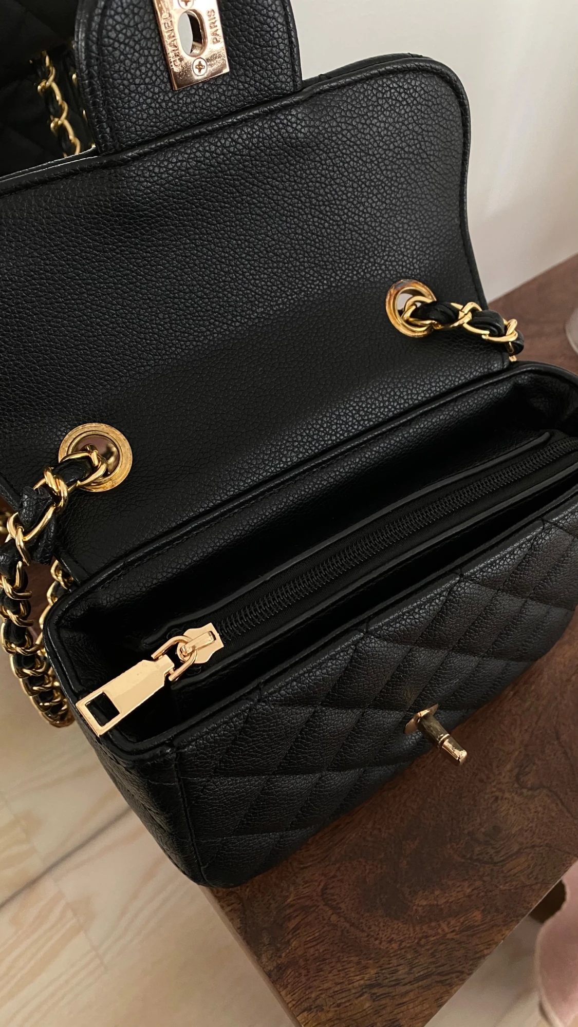 Svart väska med guldiga detaljer - 3