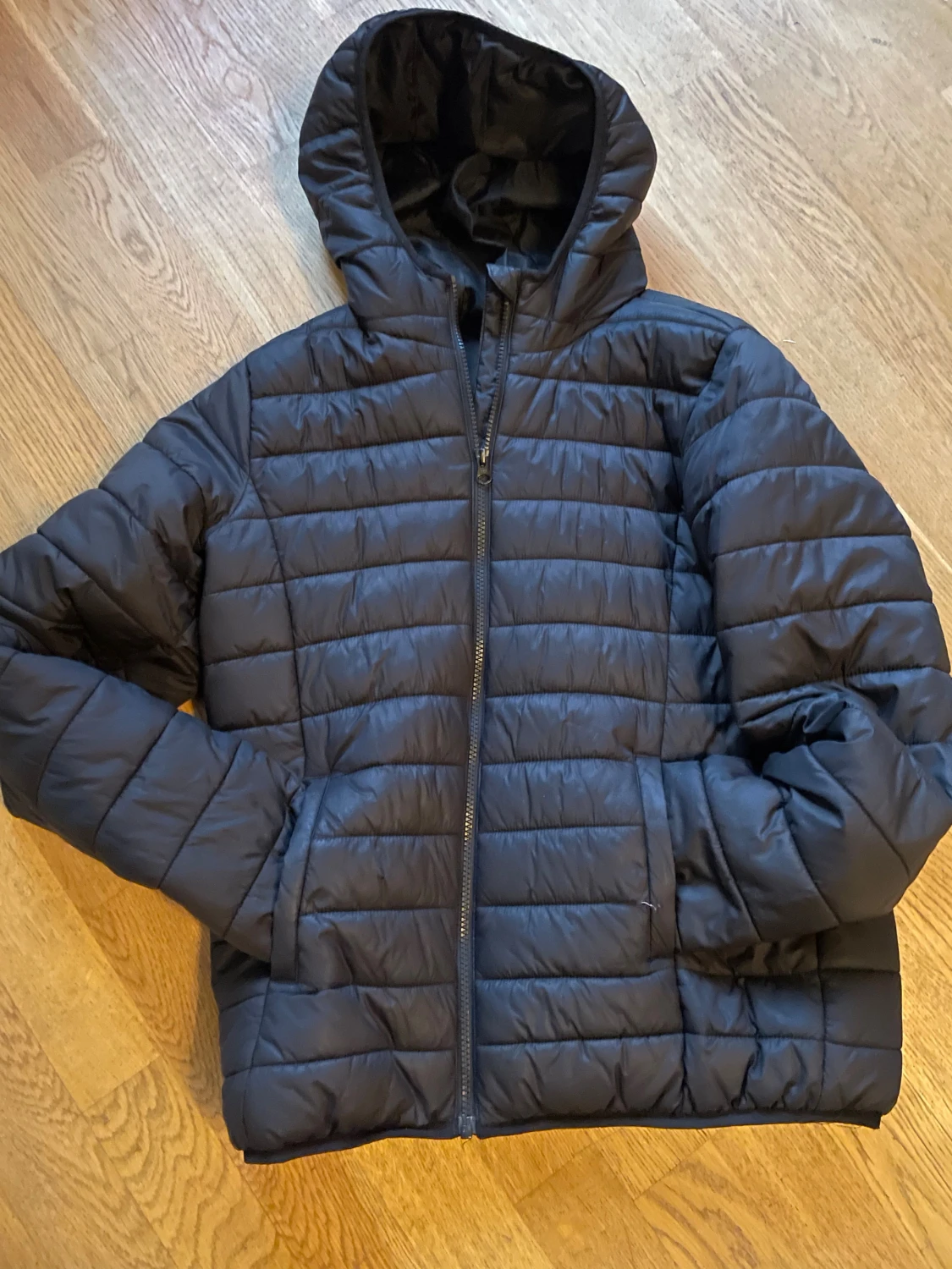 Svart pufferjacka med huva storlek 164 - 1