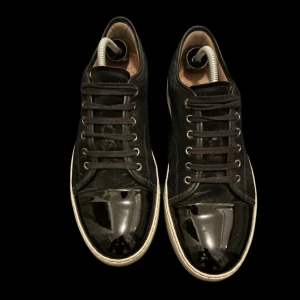 Lanvins cap toe - Säljer ett par extremt fina lanvins svarta cap toe storlek 42/43. Skick 10/10 pris endast 2499. Hör av er vid intresse