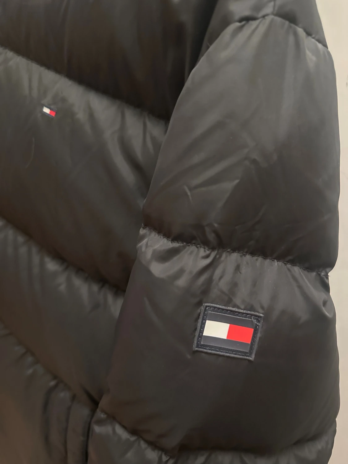 Svart pufferjacka från Tommy Hilfiger - 1