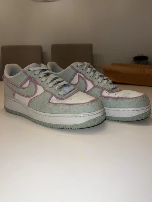 Nike Air Force 1 i ljusgrå mocka - Nike Air Force 1 sneakers i storlek 43. Har används men är i bra skick och tvättad. Varan hamtas inte upp utan skickas. Kan också sänka priset litegrann
