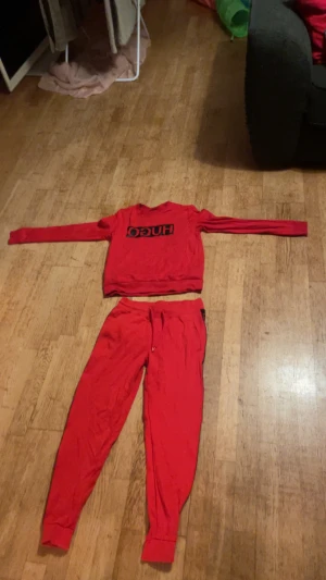 Hugo boss tröja och byxor  - Säljer dessa byxor och tröja ifrån Hugo boss använd fåtal gånger.
