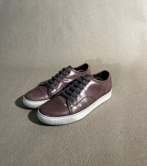 Lanvin toe cap - Ett par stilrena läder skor perfekta hela året runt.   Storlek: 42,5 | Färg: Brun | Skick: Bra | Material: Läder | Tillbehör: inget | Pris: 1299kr  Dm för frågor.