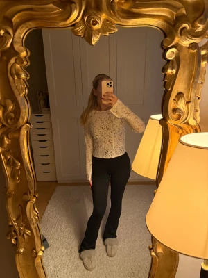 Vit spetstopp från Ginatricot  - Säljer en jätte fin spetstopp med långa ärmar i vitt. Tröjan sätter man på sig med en dragkedja som sitter på sidan av tröjan. Super fin i strlk 36.