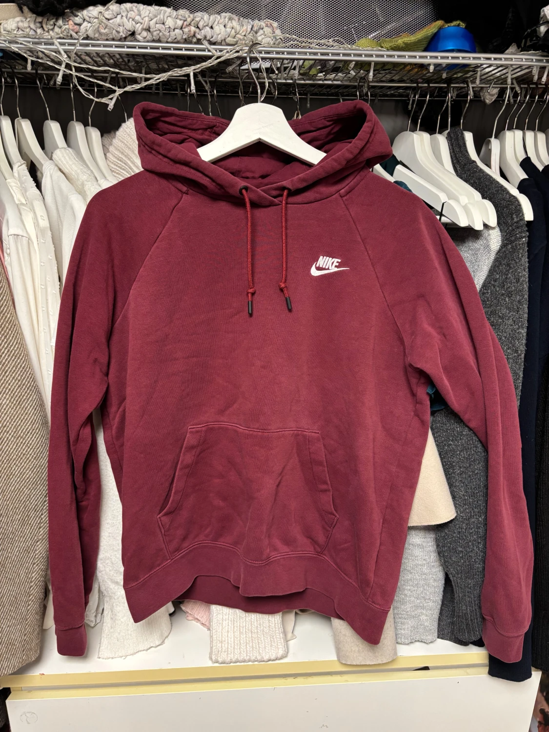 Vinröd Nike hoodie med huva