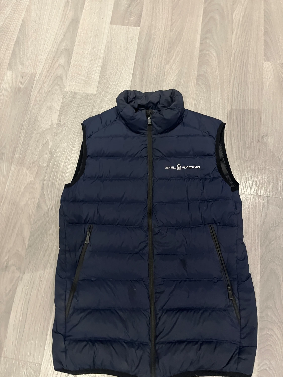 Marinblå dunväst från Sail Racing