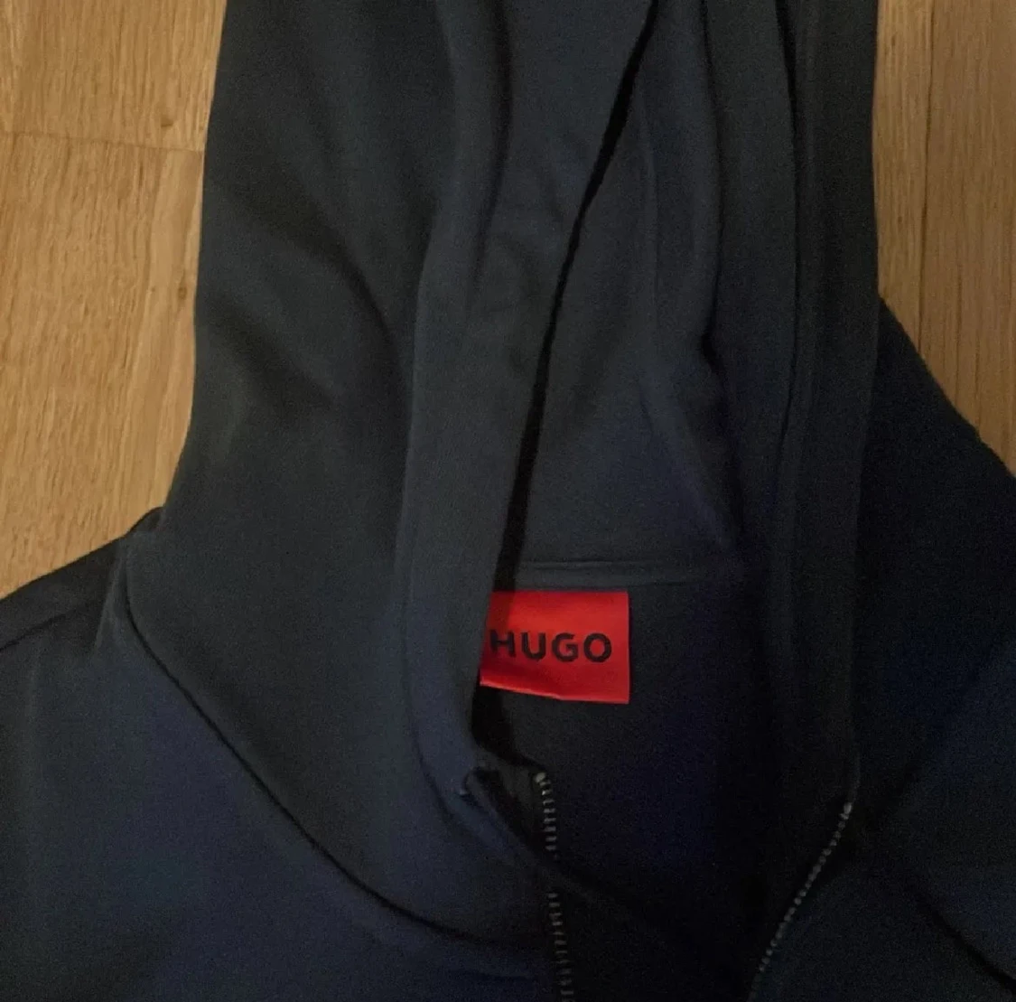 Svart hoodie från Hugo med röd logga - 3