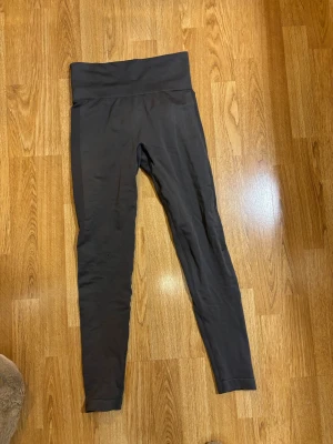 Träningstights med scrunch storlek S - Aldrig använda 