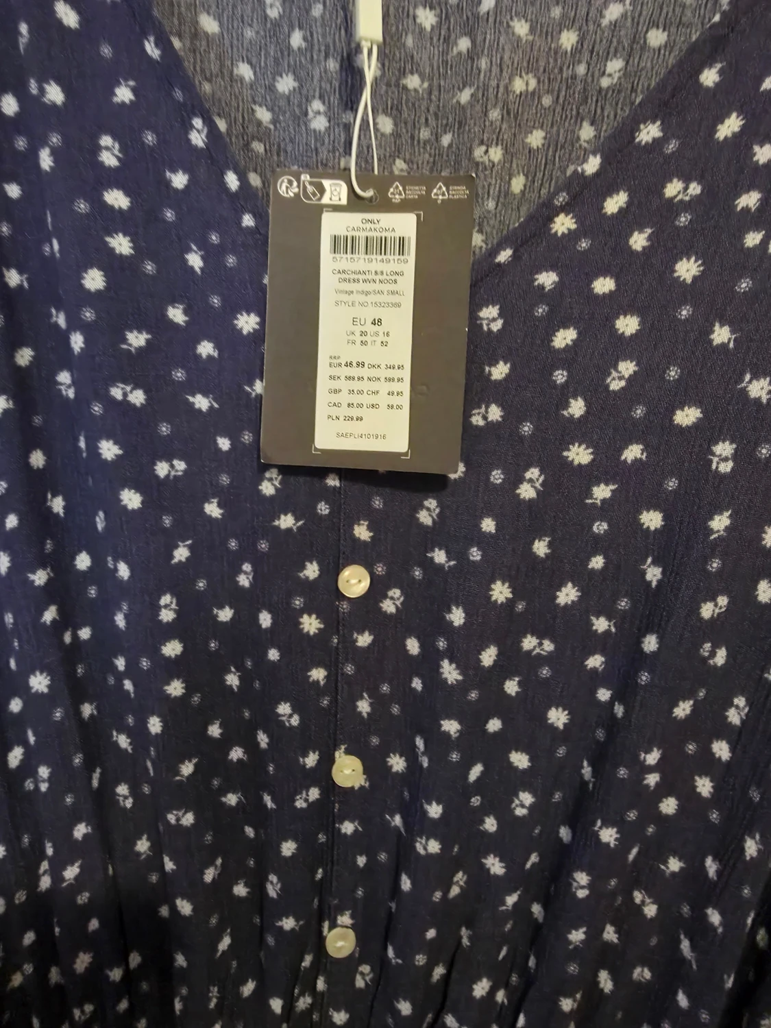 Blå långklänning med vita blommor Only Carmakoma - 2