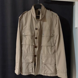 Moncler fieldjacka - Hej, säljer denna extremt  stilfulla Moncler fieldjacka utan logga | Storlek: 2 | Passar: Medium | Skick: Bra skick, små fläckar på ryggen | Tveka inte att höra av dig vid frågor eller funderingar😊