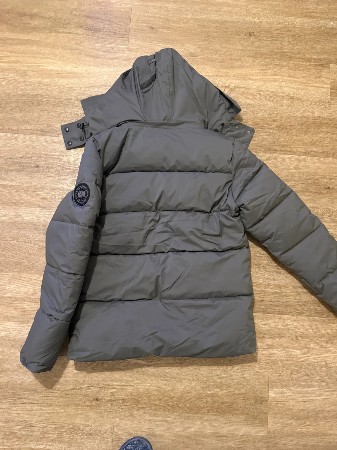 Grå pufferjacka från Canada Goose - 2