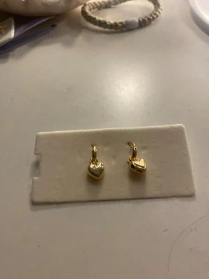 Örhängen från glitter  - Säljer 4 fina örhängen för 30kr st!❤️