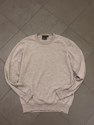 Beige stickad tröja Oscar Jacobson - Säljer brorsan beigegrå stickad tröja från Oscar Jacobson, tillverkad i Italien. Ribbade muddar. Kan gå ner i pris      Nypris ca 900-1000kr                                                    