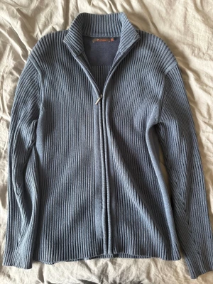 Blå fullzip kofta  - En blå fullzip kofta som har en fin ränd. Pris kan diskuteras‼️