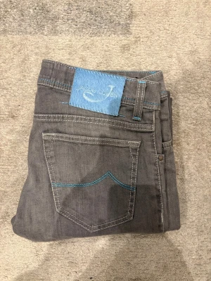 Jacob Cohen jeans - Jacob cohen jeans i väldigt bra skick.  Klassisk grå färg (dåligt ljus). Nypris ca 5500kr