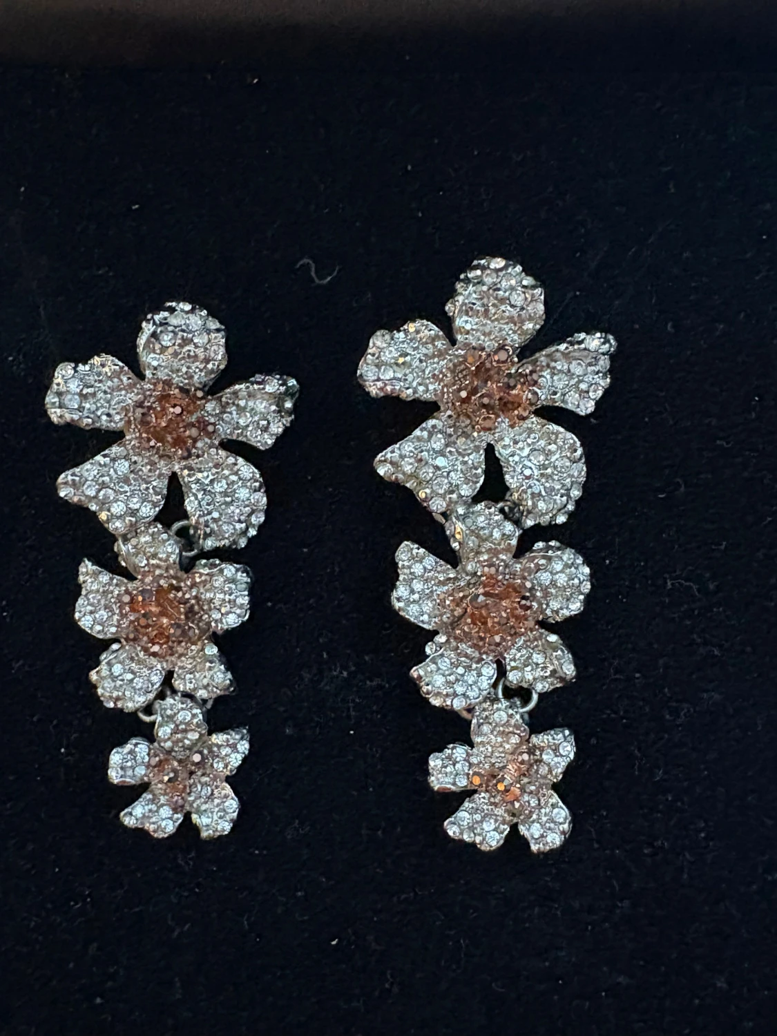 Glittriga blomformade örhängen i silver - 2